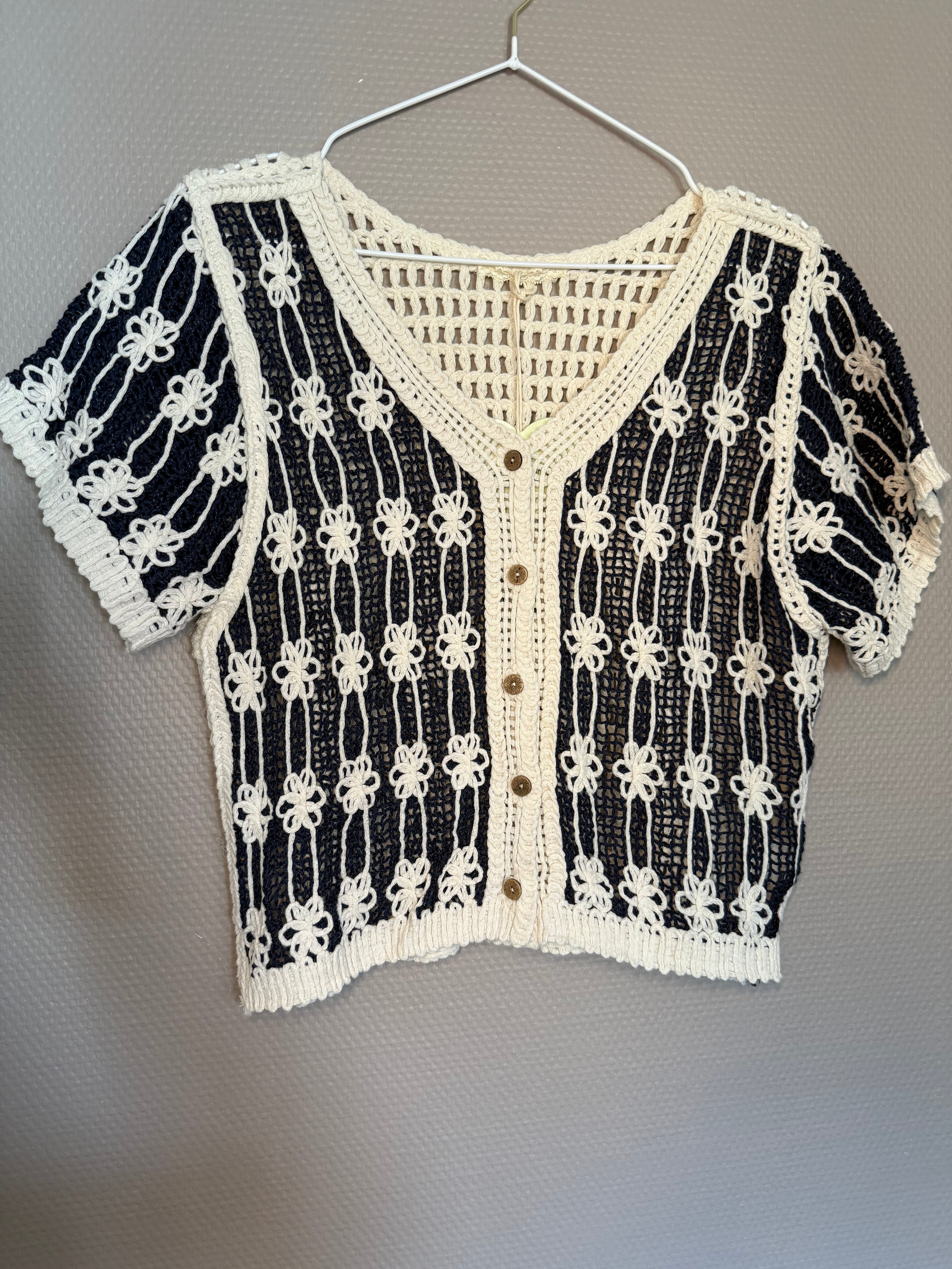 Häkeljacke mit Knopfleiste, besonderer Front– back – Look