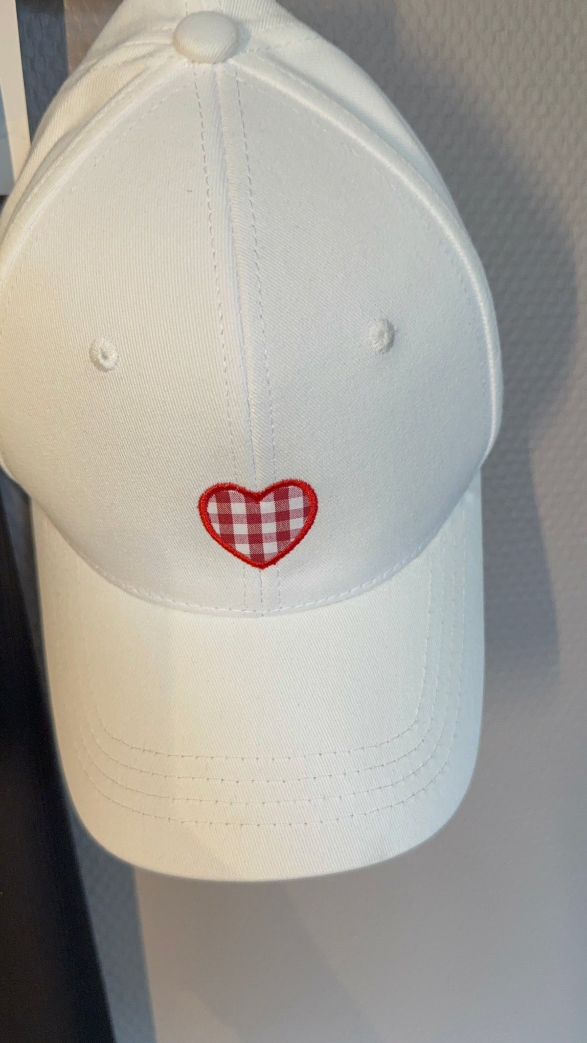 Cap mit Herz, Detail, lässig, feminin und perfekt für jeden Tag