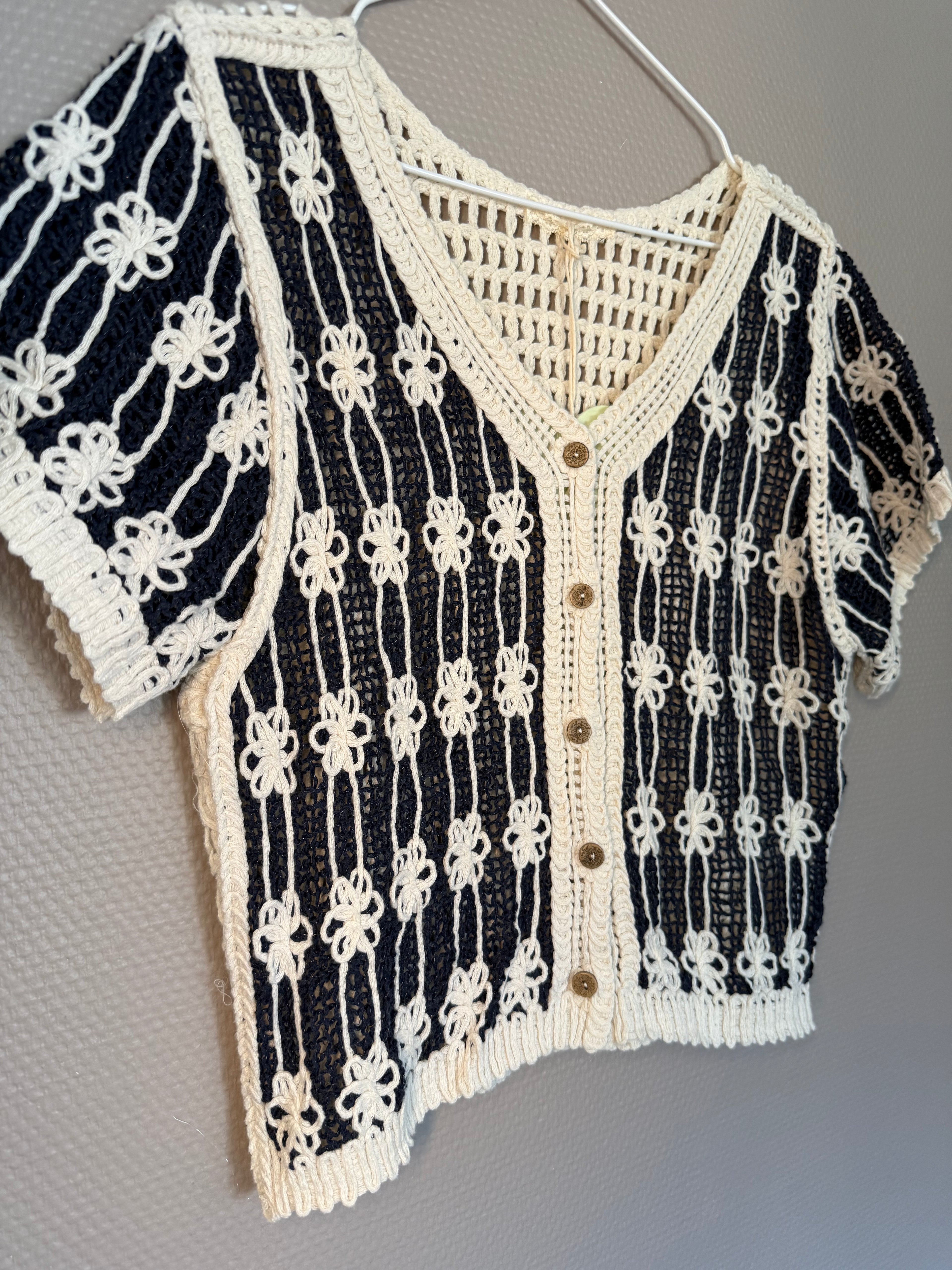 Häkeljacke mit Knopfleiste, besonderer Front– back – Look