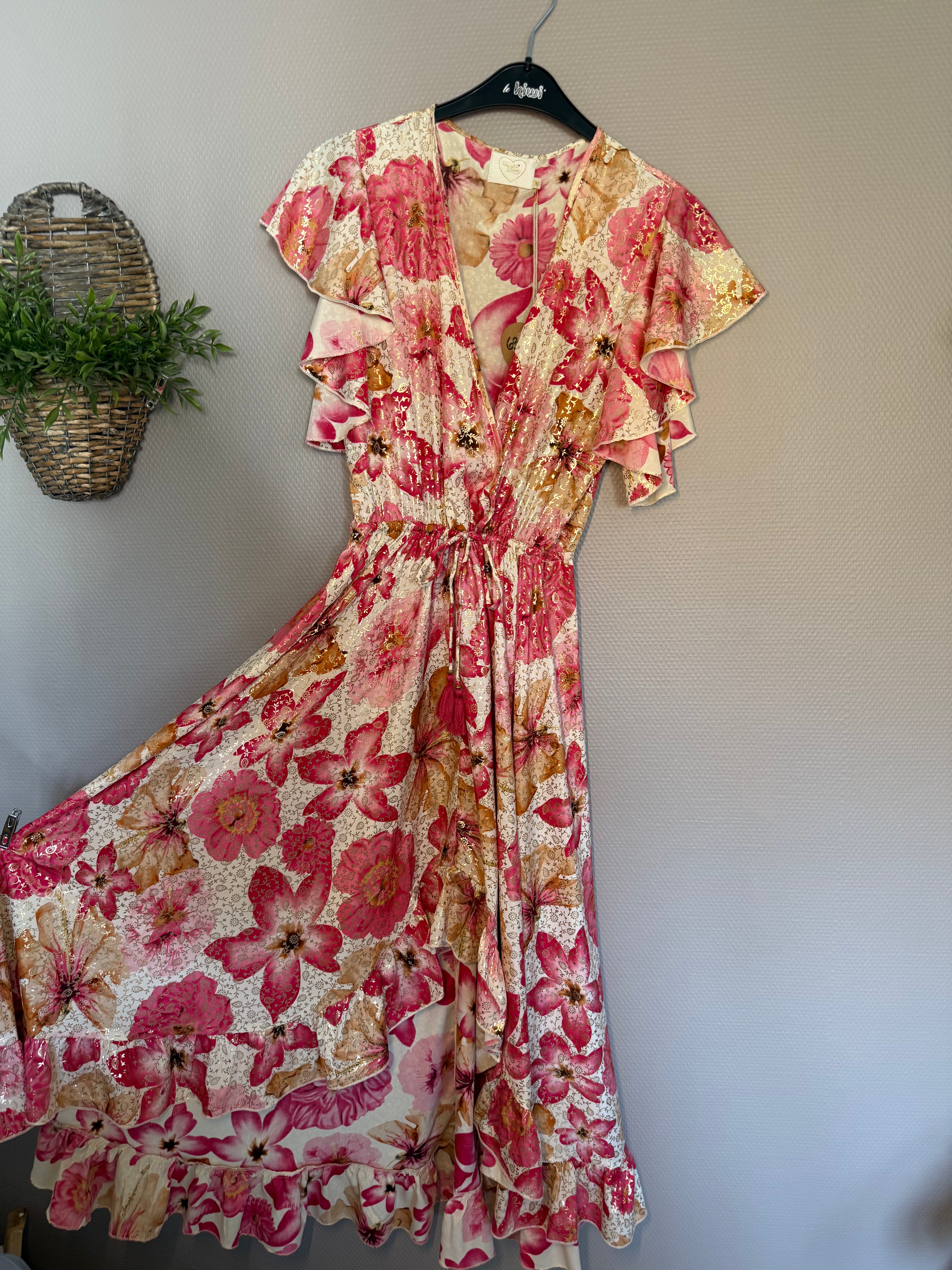 Blumenkleid mit Goldakzenten, feminin und elegant