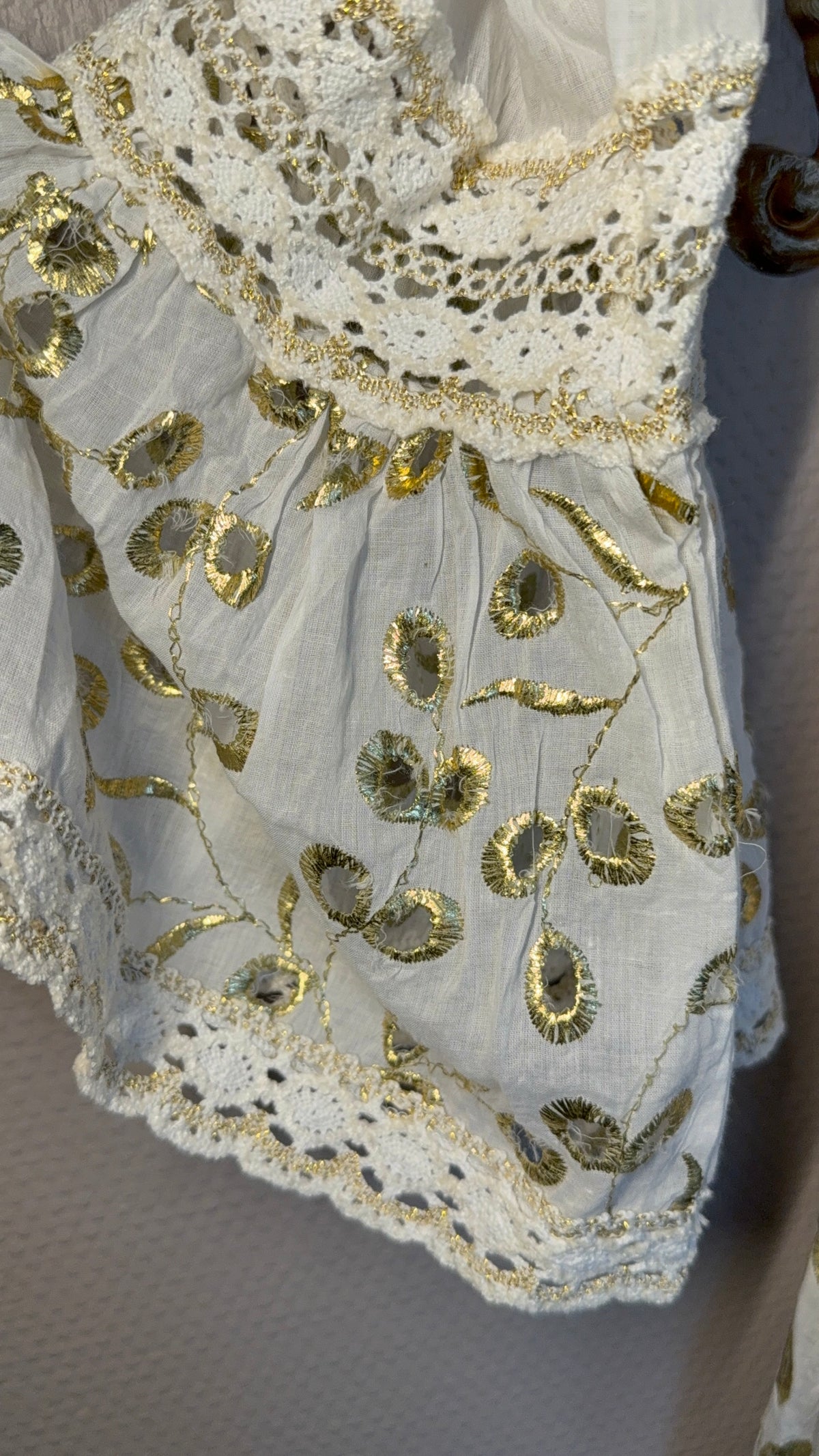 Elegantes Kleid mit goldenen Details