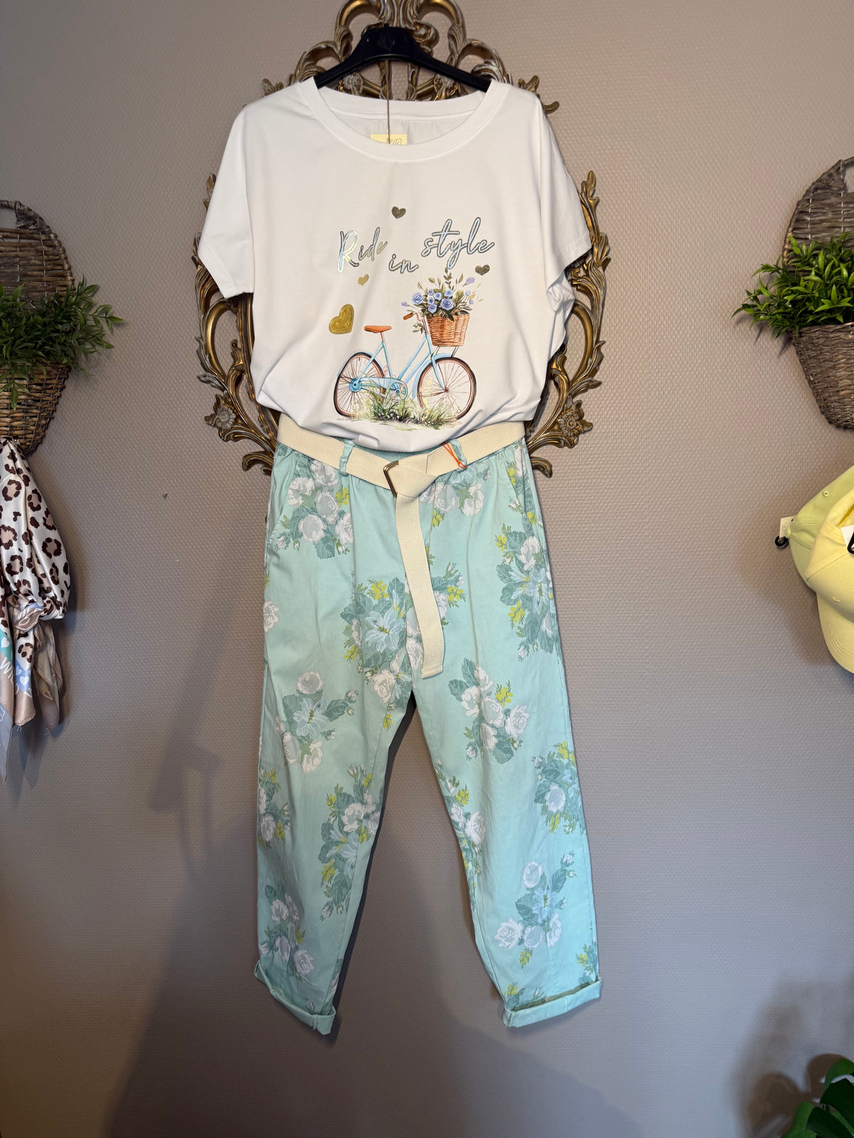 Sommerliche Hose mit floralem Print