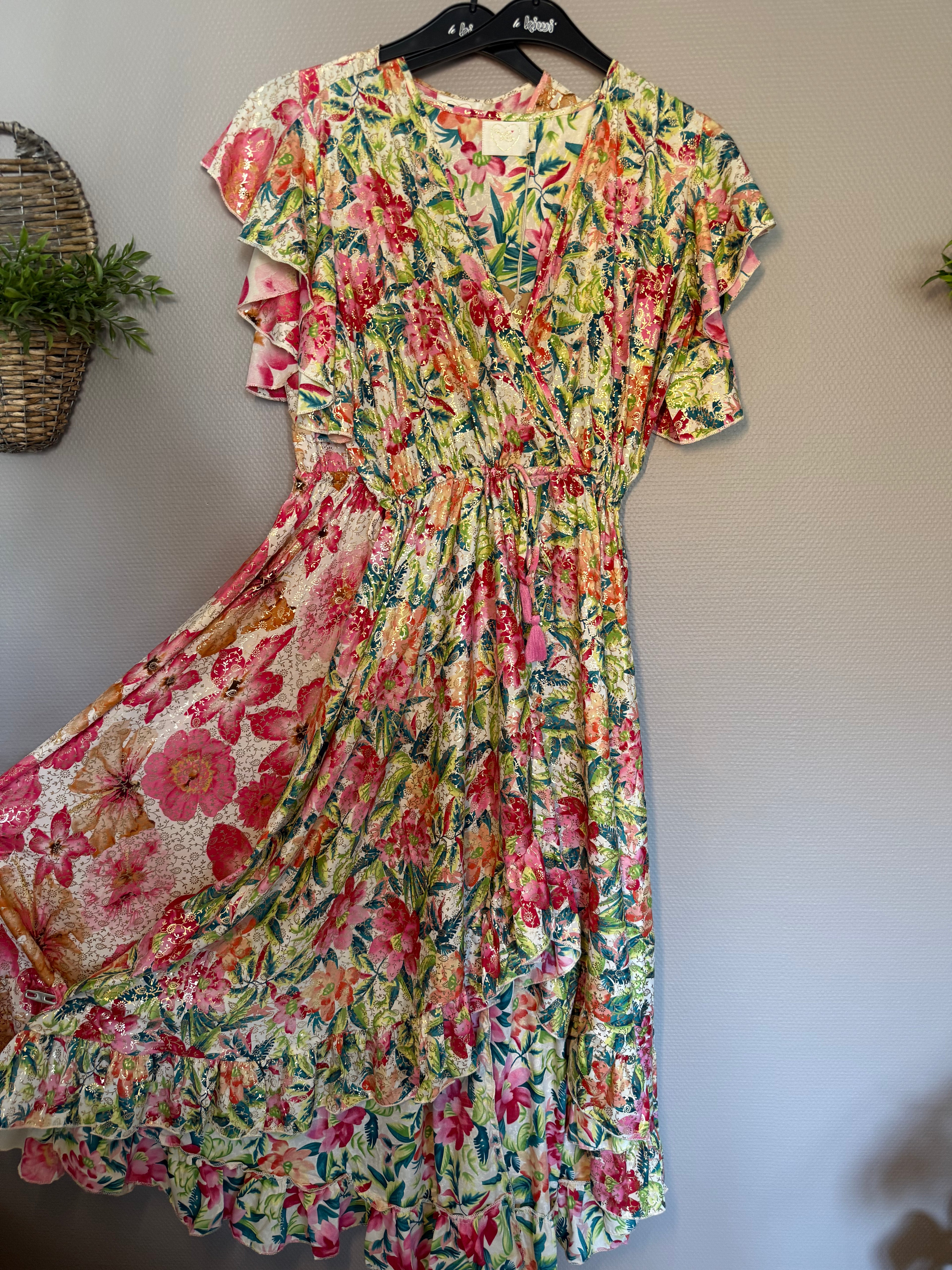 Blumenkleid mit Goldakzenten, feminin und elegant