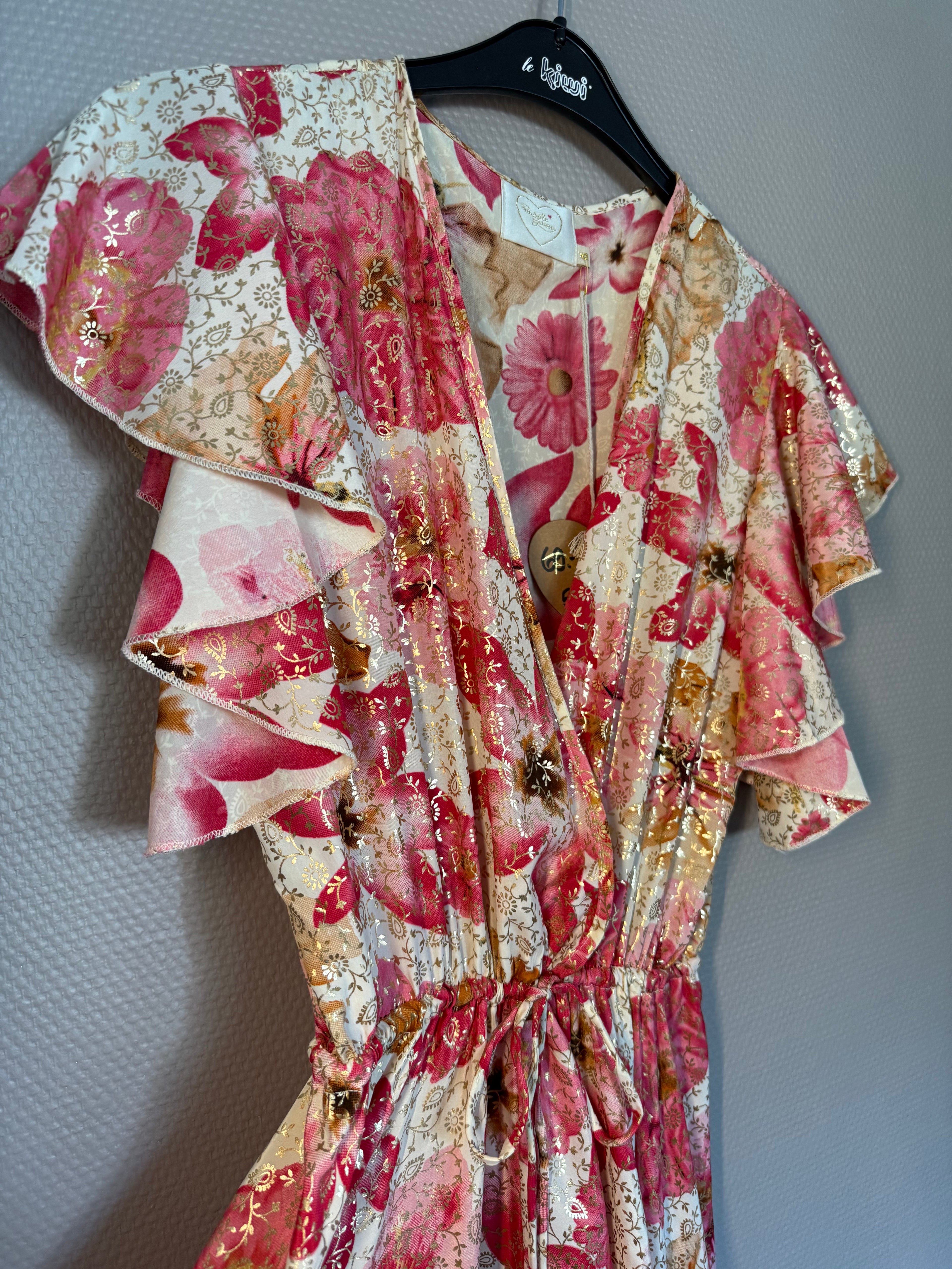 Blumenkleid mit Goldakzenten, feminin und elegant