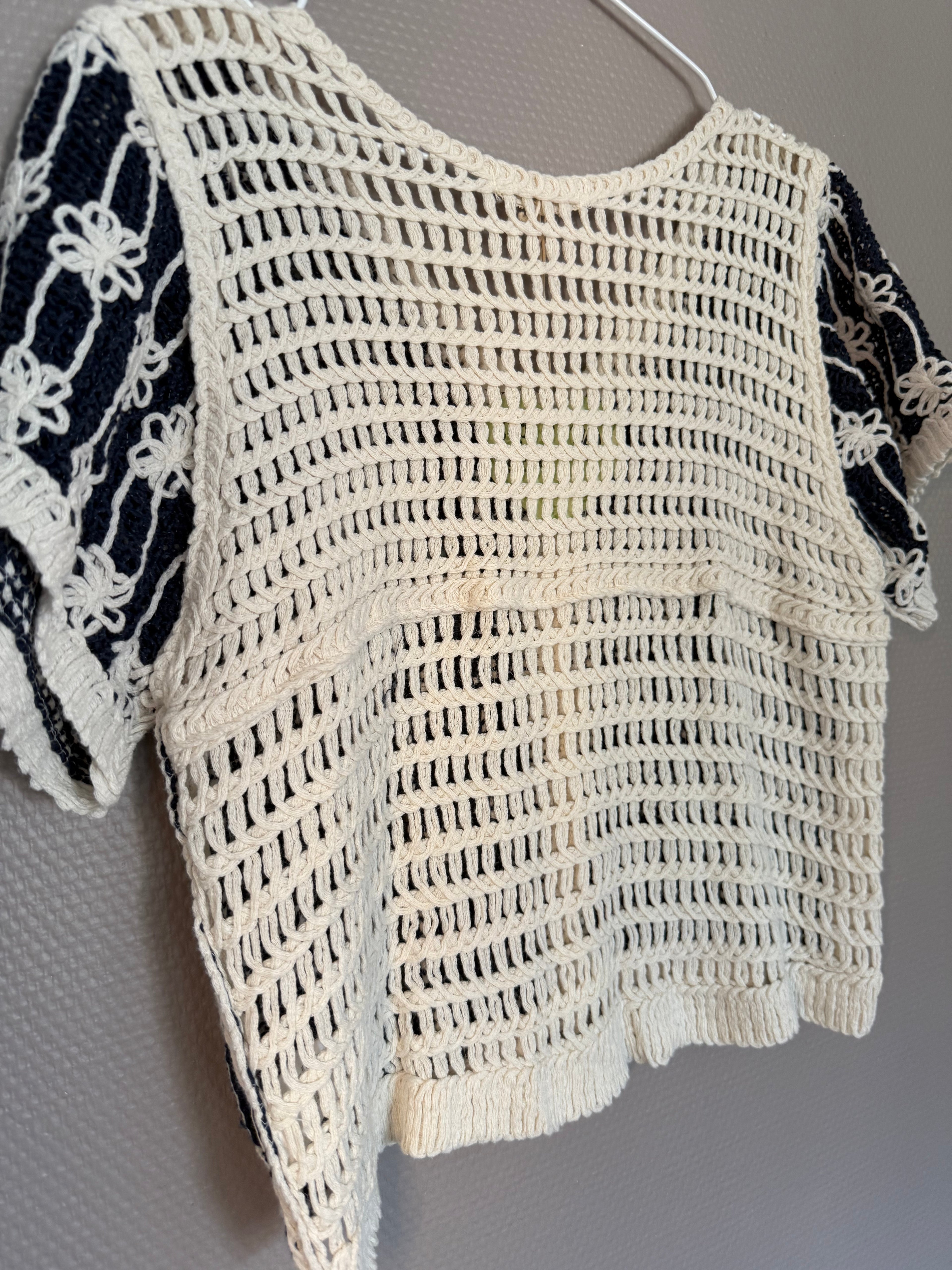 Häkeljacke mit Knopfleiste, besonderer Front– back – Look