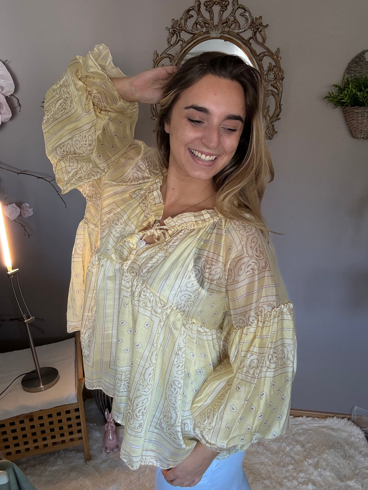 Bluse mit Muster und Volant Details