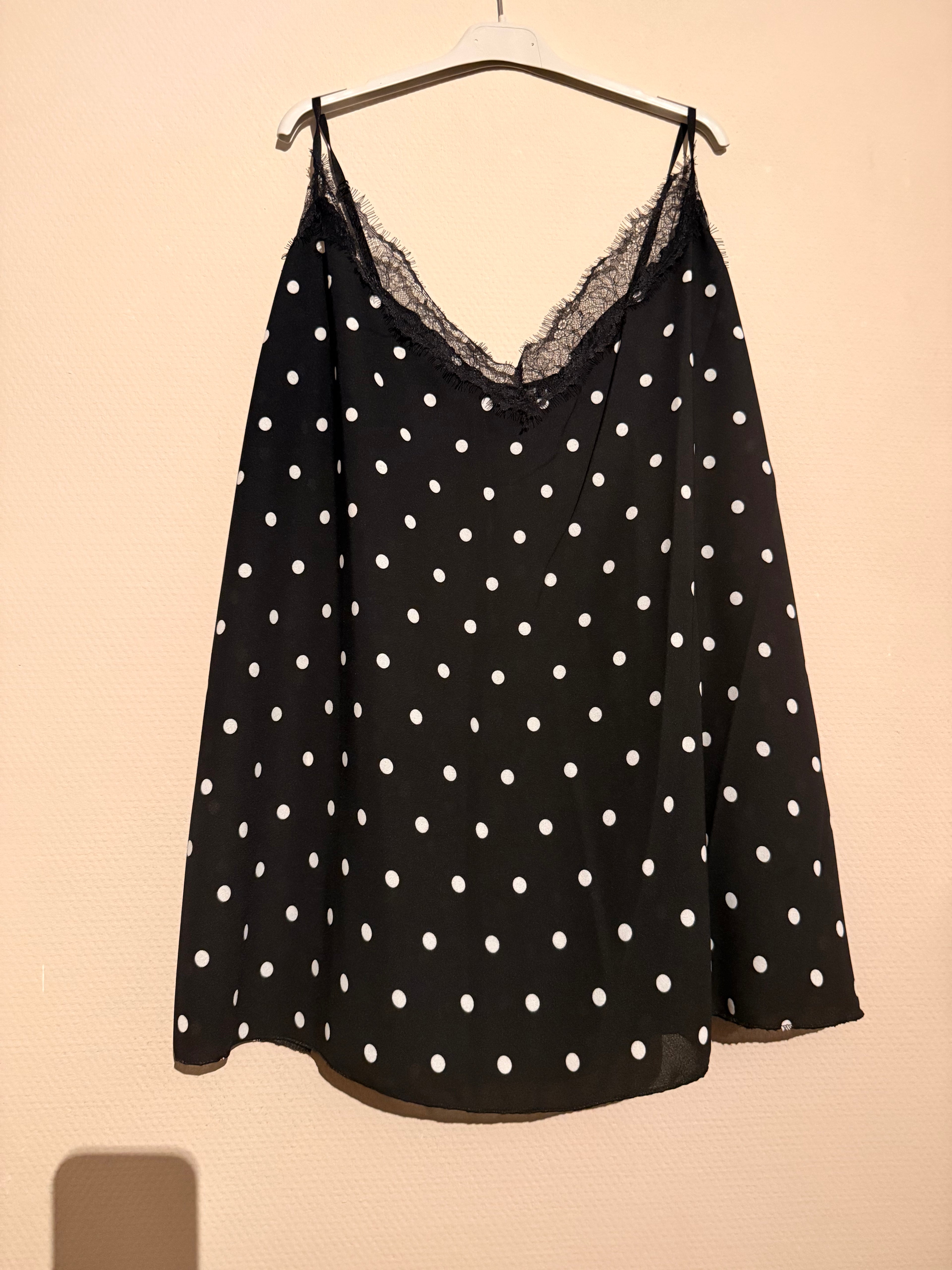Curvy Spaghettiträger-Top mit Spitze – Schwarz/Weiß