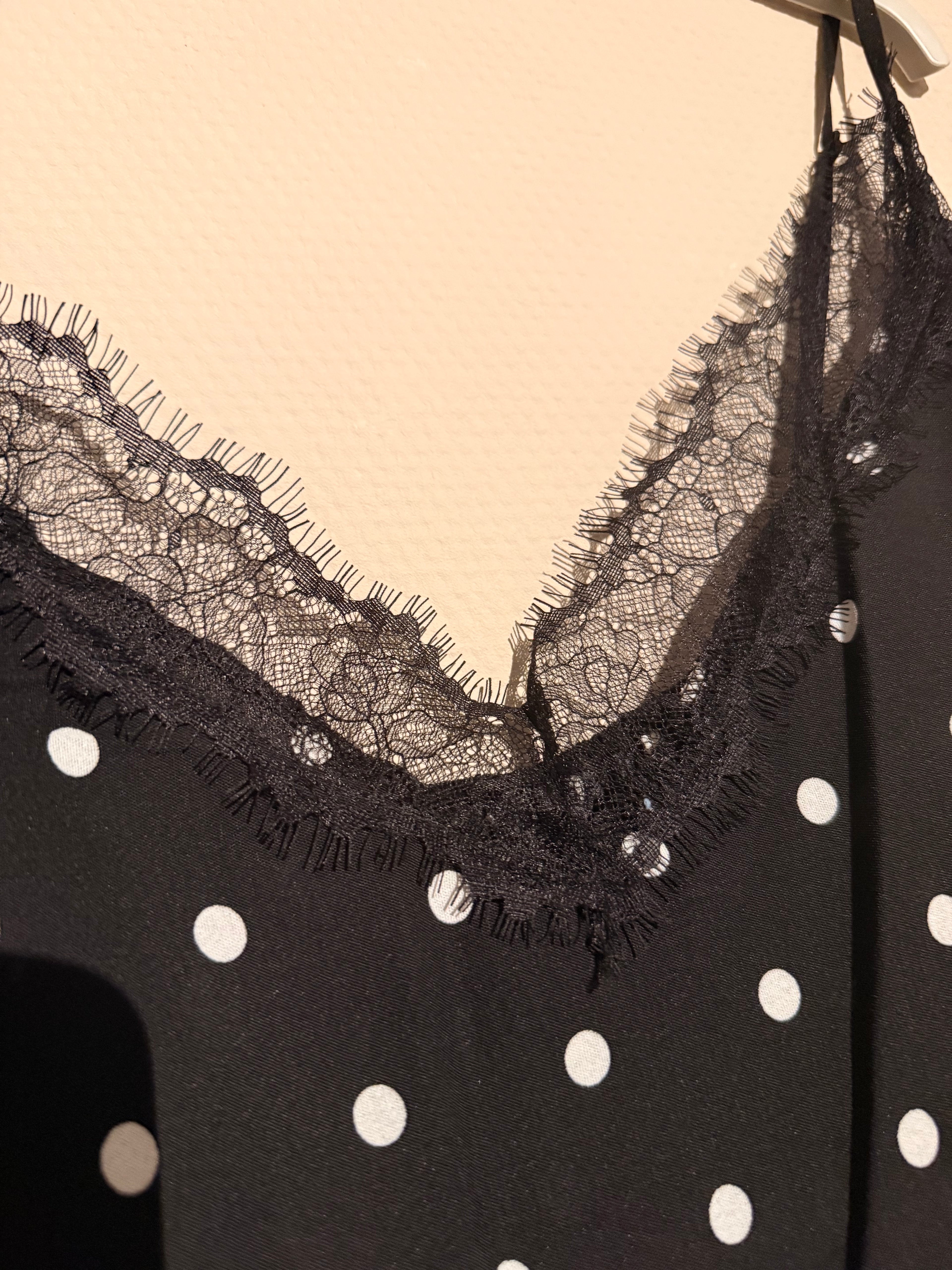 Curvy Spaghettiträger-Top mit Spitze – Schwarz/Weiß