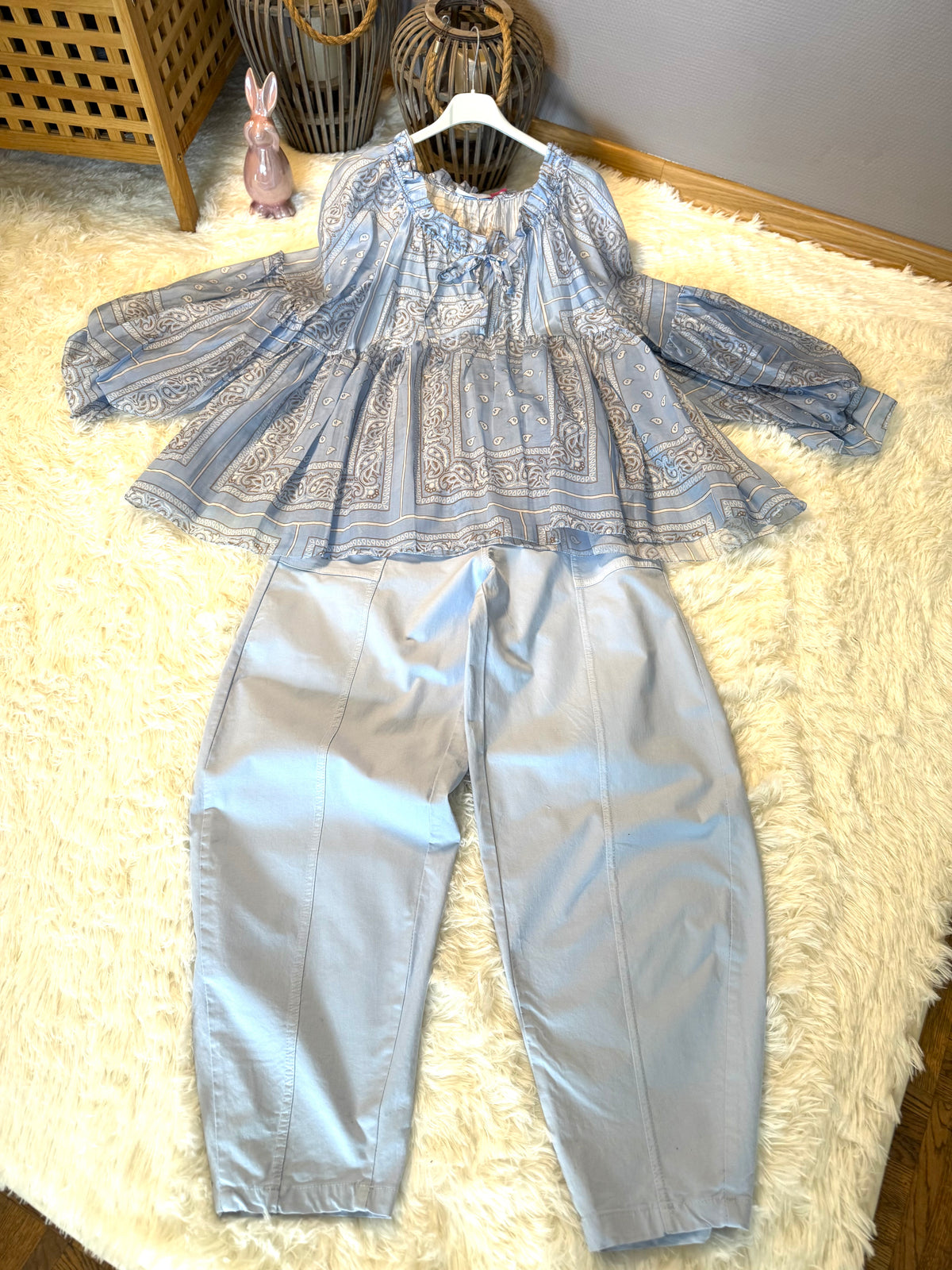 Bluse mit Muster und Volant Details