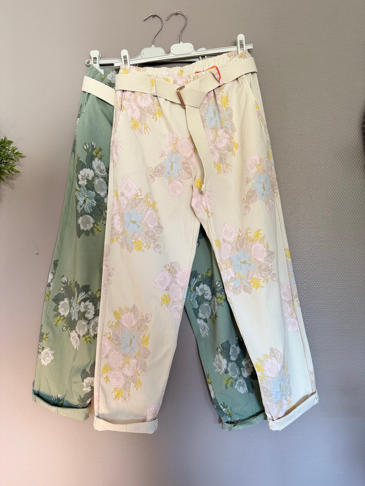 Sommerliche Hose mit floralem Print