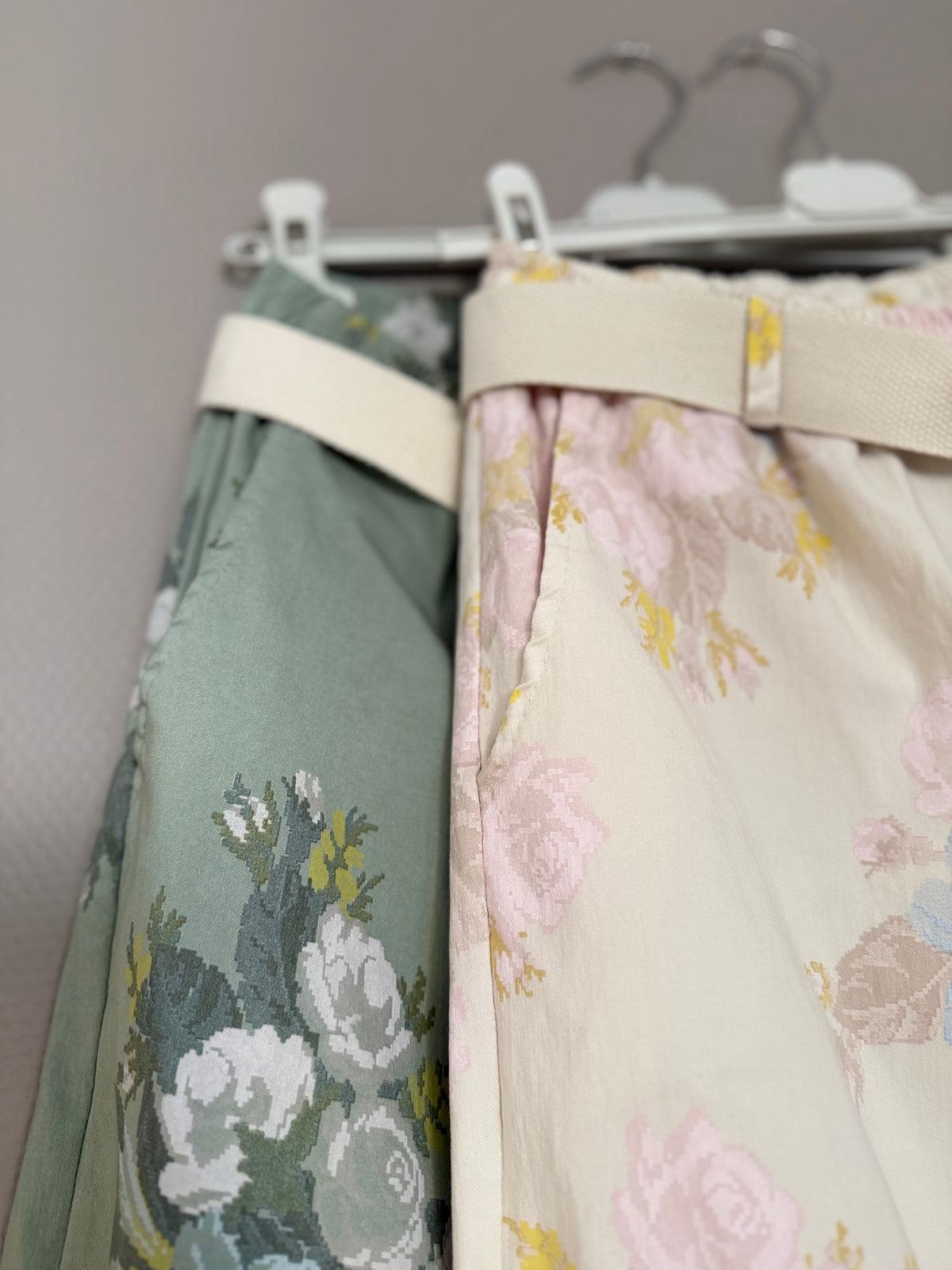 Sommerliche Hose mit floralem Print
