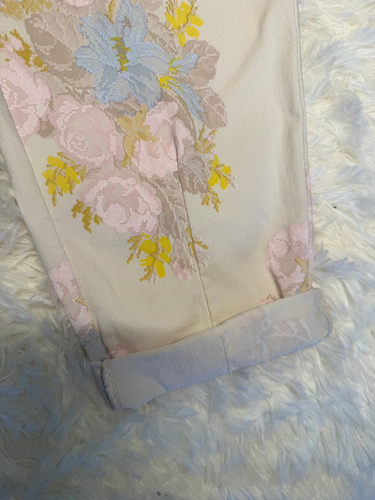 Sommerliche Hose mit floralem Print