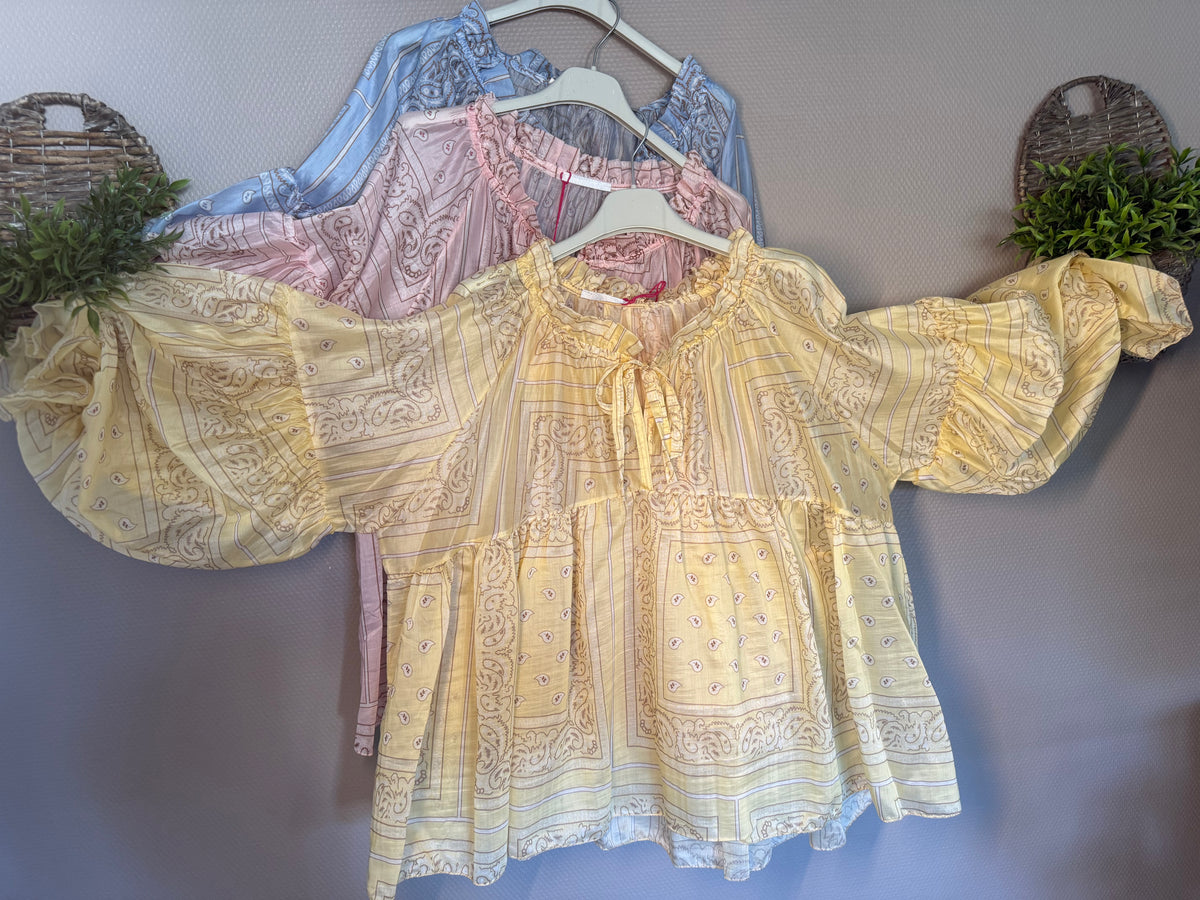 Bluse mit Muster und Volant Details