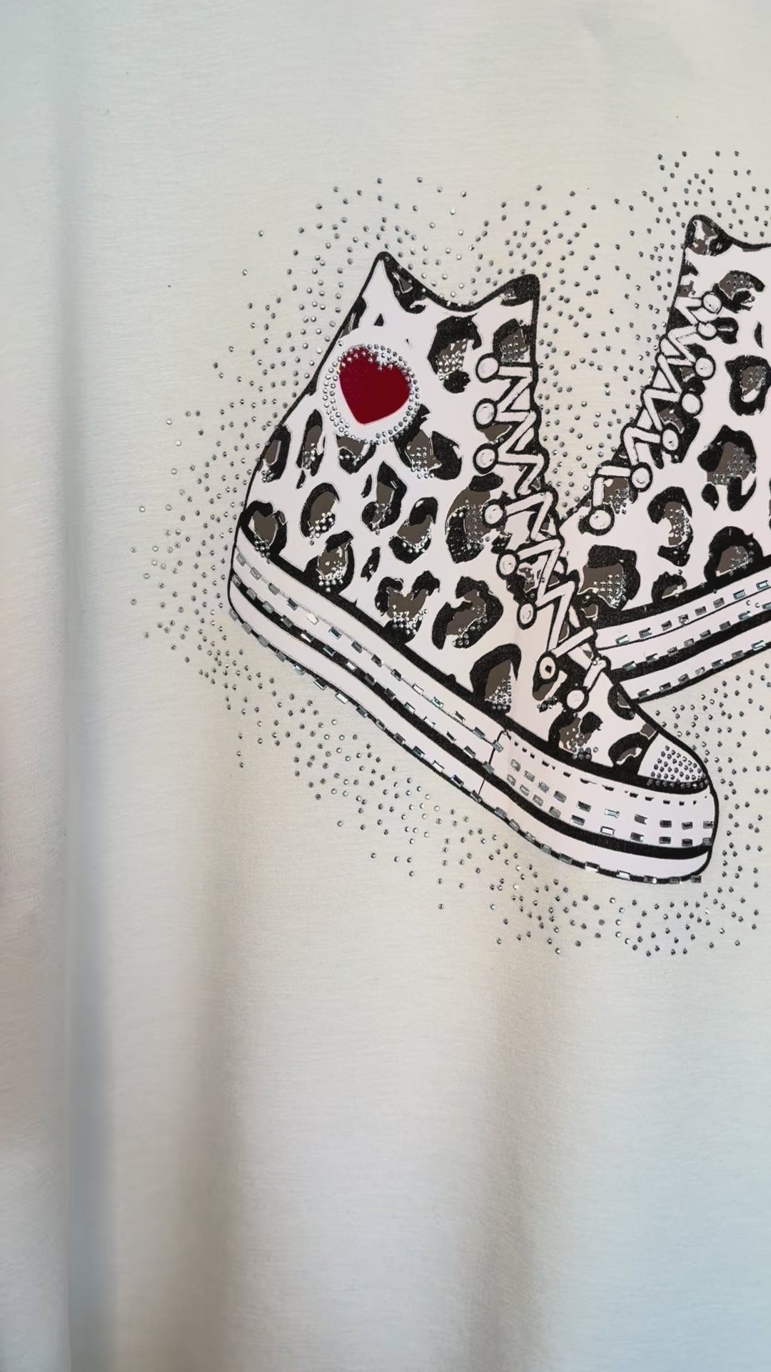Sneaker Shirt Leo– Trendy & modern