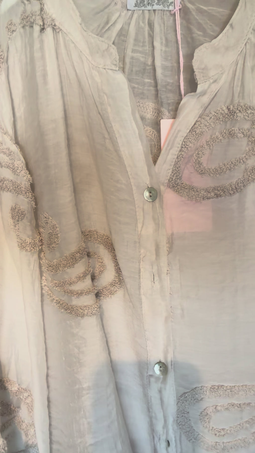 Luftige Bluse mit edlen Details