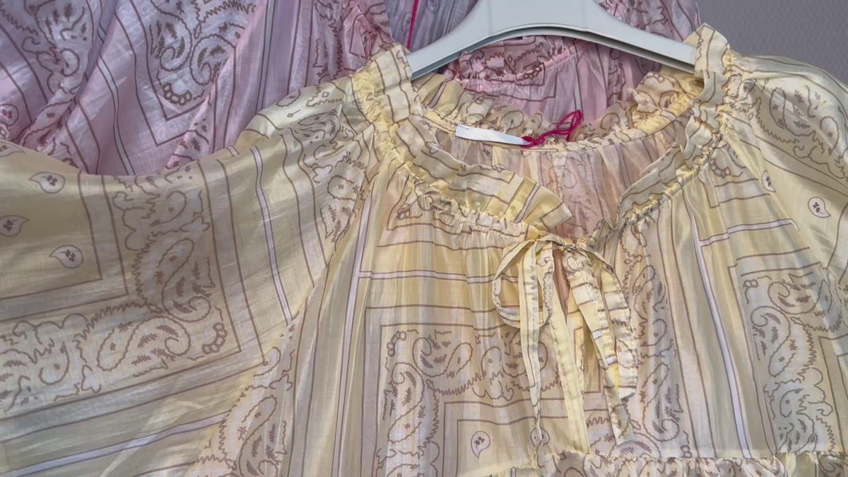 Bluse mit Muster und Volant Details